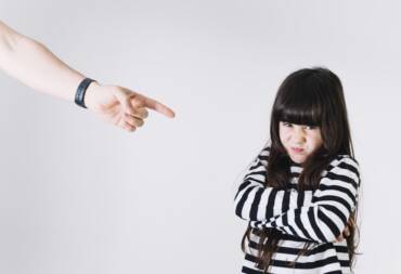 Tuo figlio non vuole fare mai quello che gli chiedi? Ecco 5 regole d’oro per dare limiti e regole