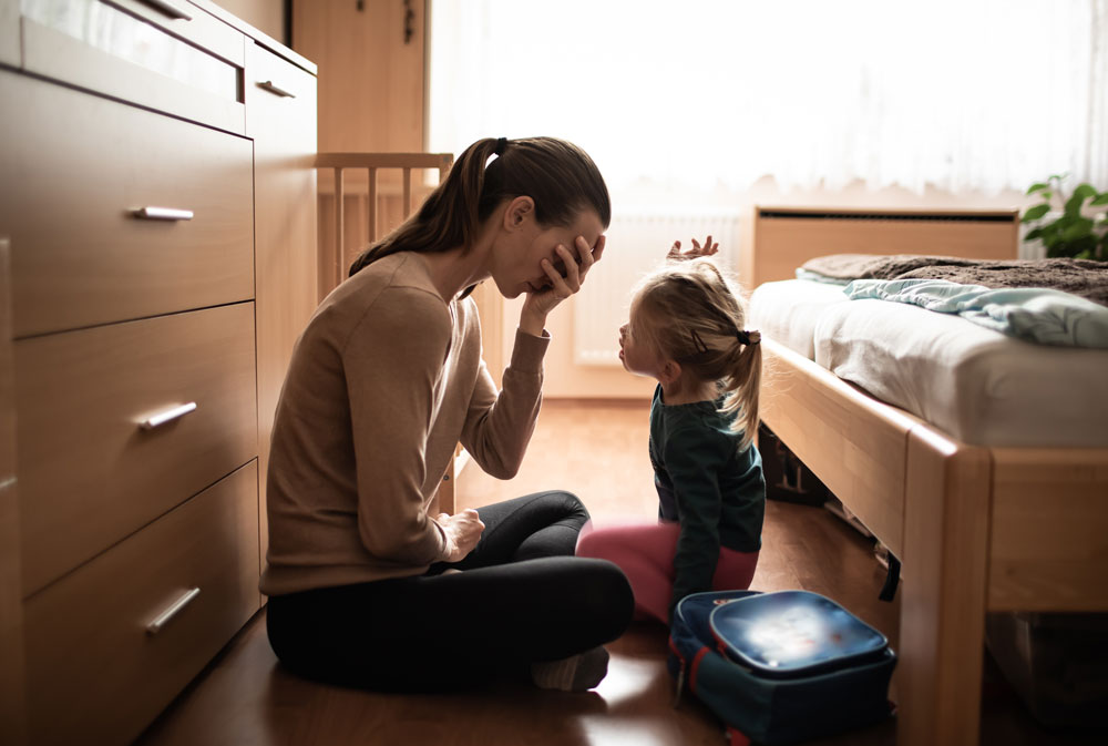 Madre preoccupata ed esausta con figlia altamente sensibile - DanielaScandurra.com