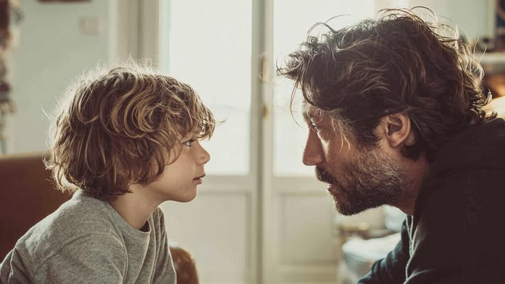TUO FIGLIO NON TI ASCOLTA? FORSE IL PROBLEMA È CHE GLI PARLI TROPPO